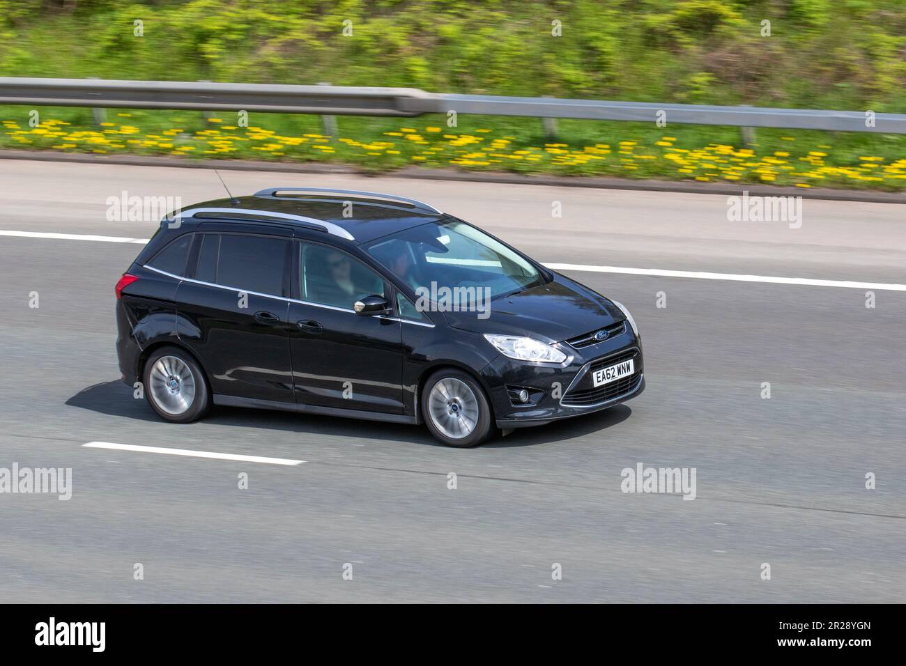 2012 FORD GRAND C Max Titanium TDci 115, 1,6TDCi (115ps) Titanium 7seats VMP 5d ; sur l'autoroute M61, Royaume-Uni Banque D'Images