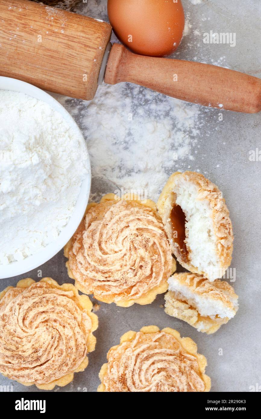 Biscuits traditionnels d'Hertzog d'Afrique du Sud, tartelettes de noix de coco et de confiture Banque D'Images