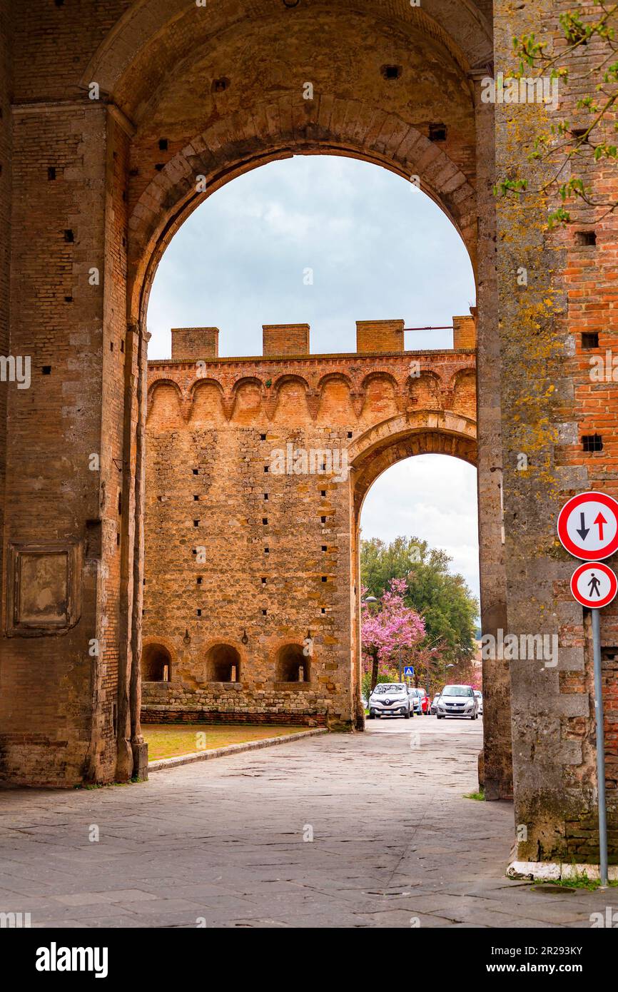 Sienne, Italie - 7 avril 2022 : Porta Romana est l'un des portails des murs médiévaux de Sienne. Il est situé sur la via Cassia à Sienne, en Toscane Banque D'Images