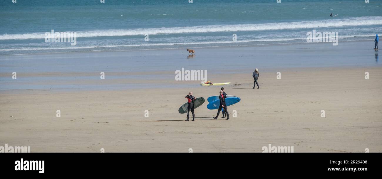 Une image panoramique des gens de Towan Beach à Newquay, en Cornouailles, au Royaume-Uni. Banque D'Images
