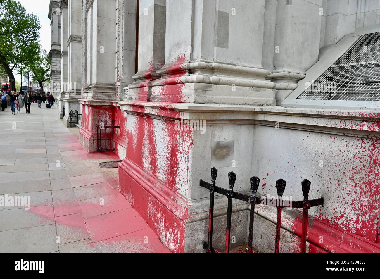 Une peinture rouge sang en lambeaux par la Palestine action sur le Foreign  Office pour commémorer 75 ans depuis le début du nettoyage ethnique de la  Palestine, Whitehall, Londres, Royaume-Uni Photo Stock -