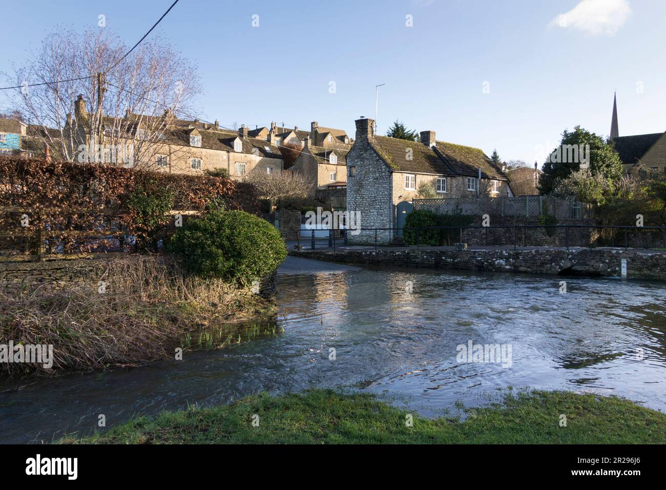 Ford gonflé (ruisseau) après de fortes pluies, Tetbury, Gloucestershire, Royaume-Uni Banque D'Images