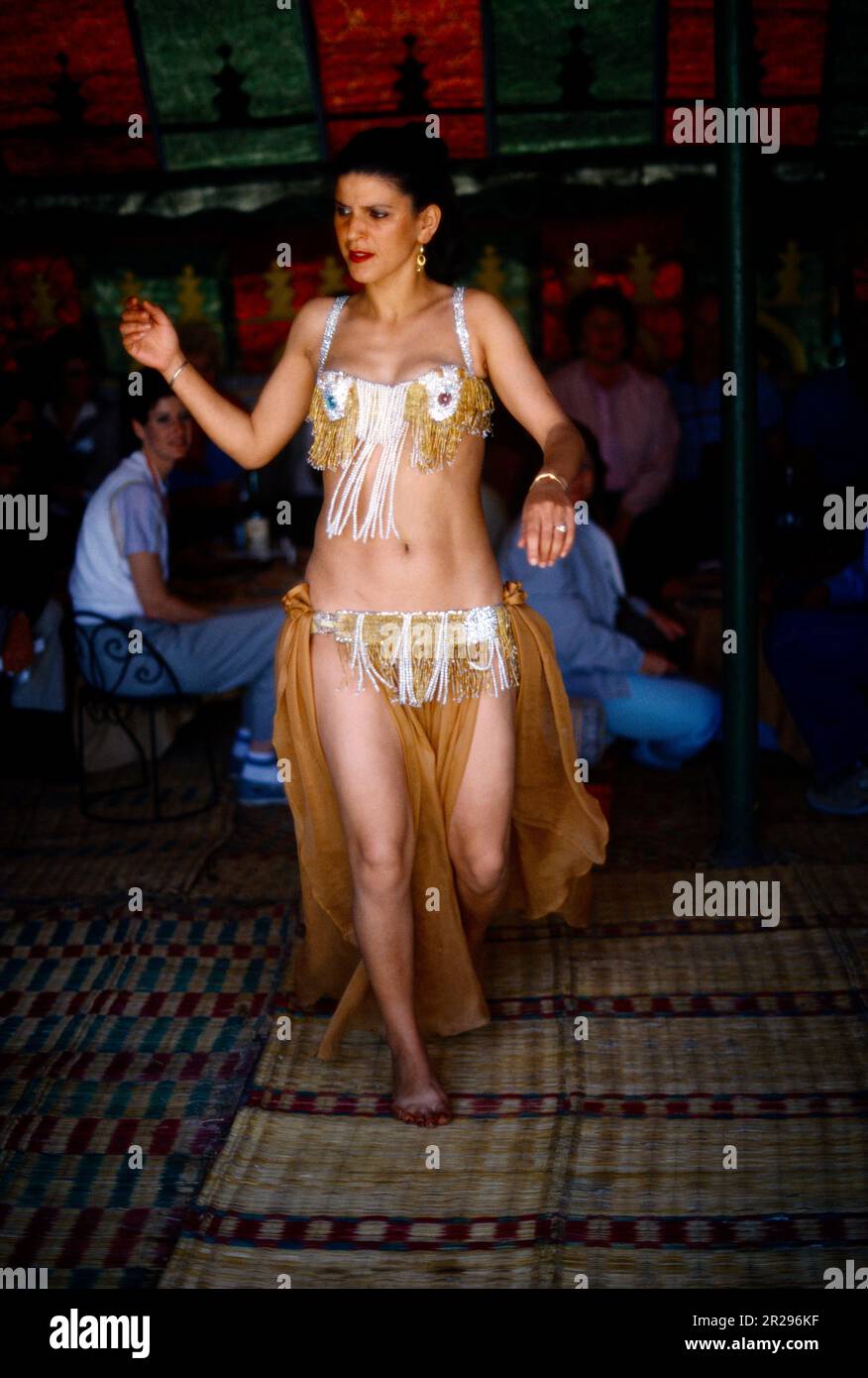 Le danseur de Belly au Maroc se produit avant les touristes Banque D'Images