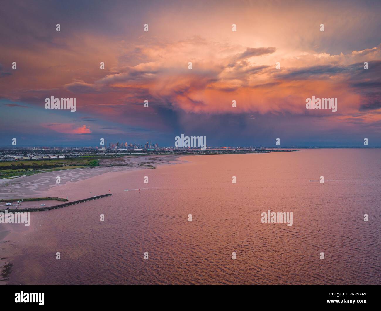 Vue aérienne d'une grande tempête approchant une ville au-dessus d'une baie à Altona, à Victoria, en Australie Banque D'Images