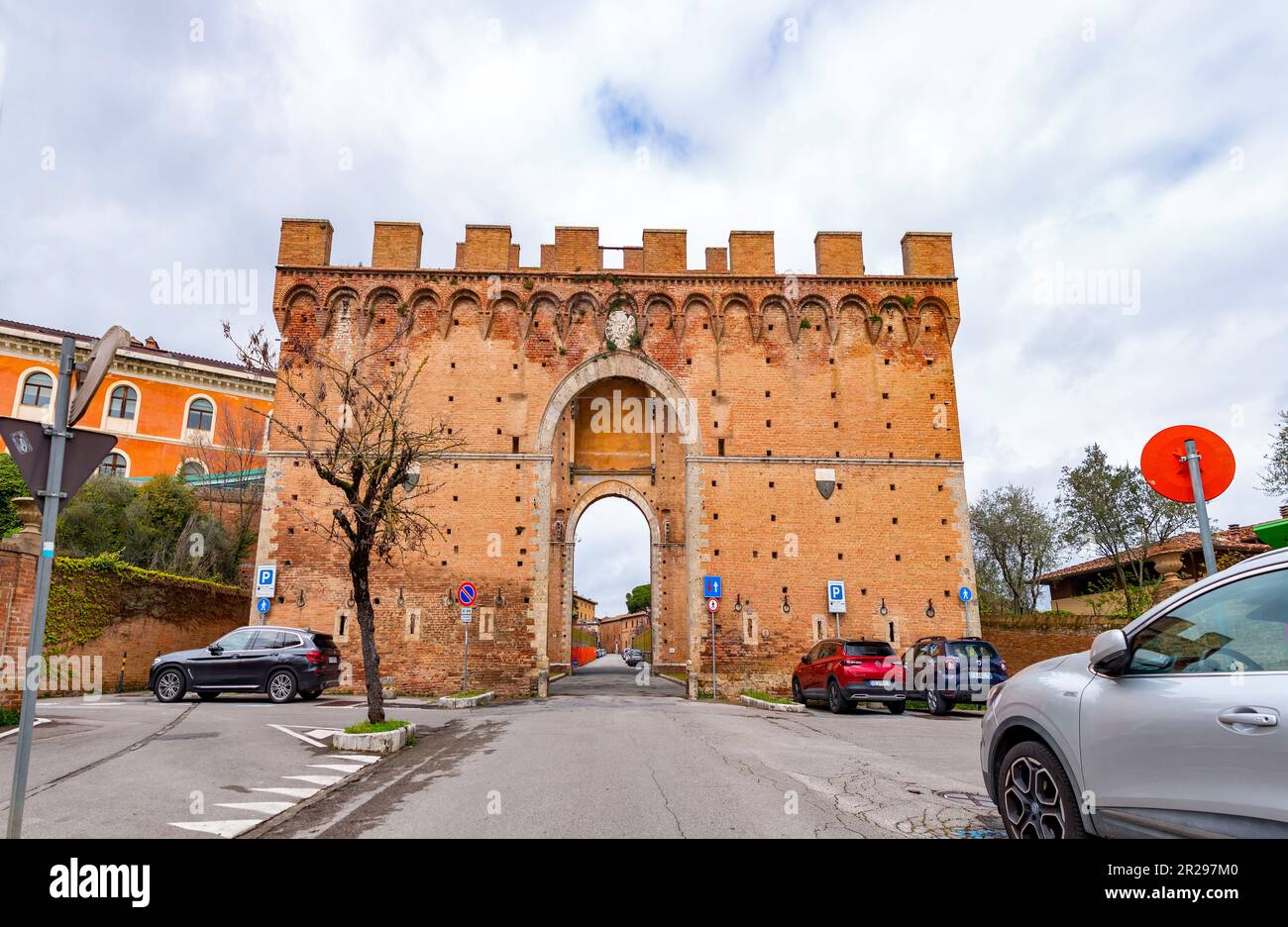 Sienne, Italie - 7 avril 2022 : Porta Romana est l'un des portails des murs médiévaux de Sienne. Il est situé sur la via Cassia à Sienne, en Toscane Banque D'Images