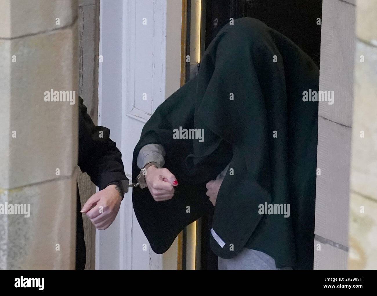 Photo non publiée antérieurement, datée du 09/02/23, d'Andrew Miller (couvert), dirigé par le tribunal du shérif de Selkirk à la suite d'une audience antérieure. Miller, 53 ans, a admis avoir enlevé une fille âgée d'une école primaire alors qu'elle était habillée comme une femme avant de l'agresser sexuellement à plusieurs reprises pendant plus de 24 heures. Date de publication : jeudi 18 mai 2023. Banque D'Images