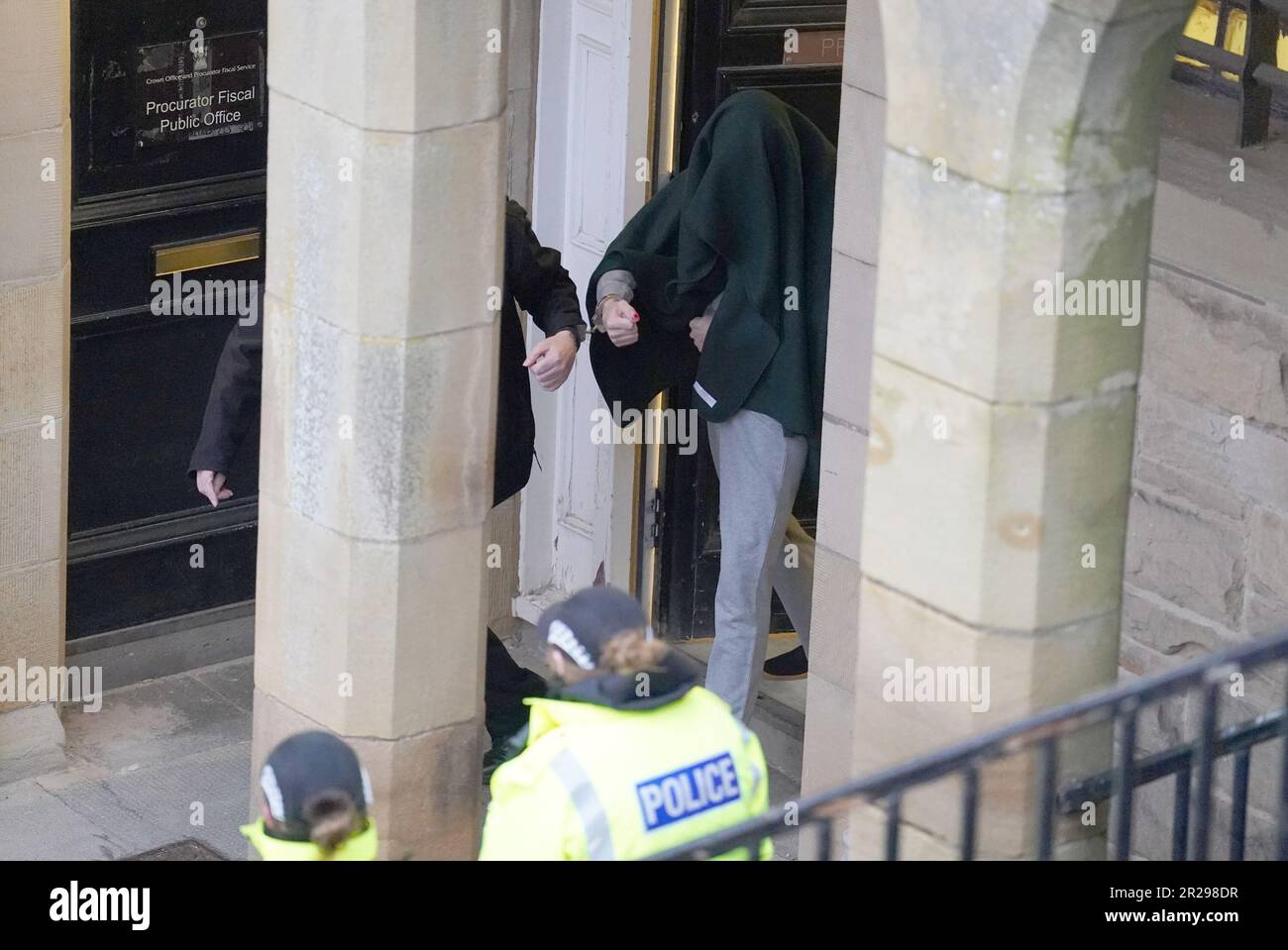 Photo non publiée antérieurement, datée du 09/02/23, d'Andrew Miller (couvert), dirigé par le tribunal du shérif de Selkirk à la suite d'une audience antérieure. Miller, 53 ans, a admis avoir enlevé une fille âgée d'une école primaire alors qu'elle était habillée comme une femme avant de l'agresser sexuellement à plusieurs reprises pendant plus de 24 heures. Date de publication : jeudi 18 mai 2023. Banque D'Images