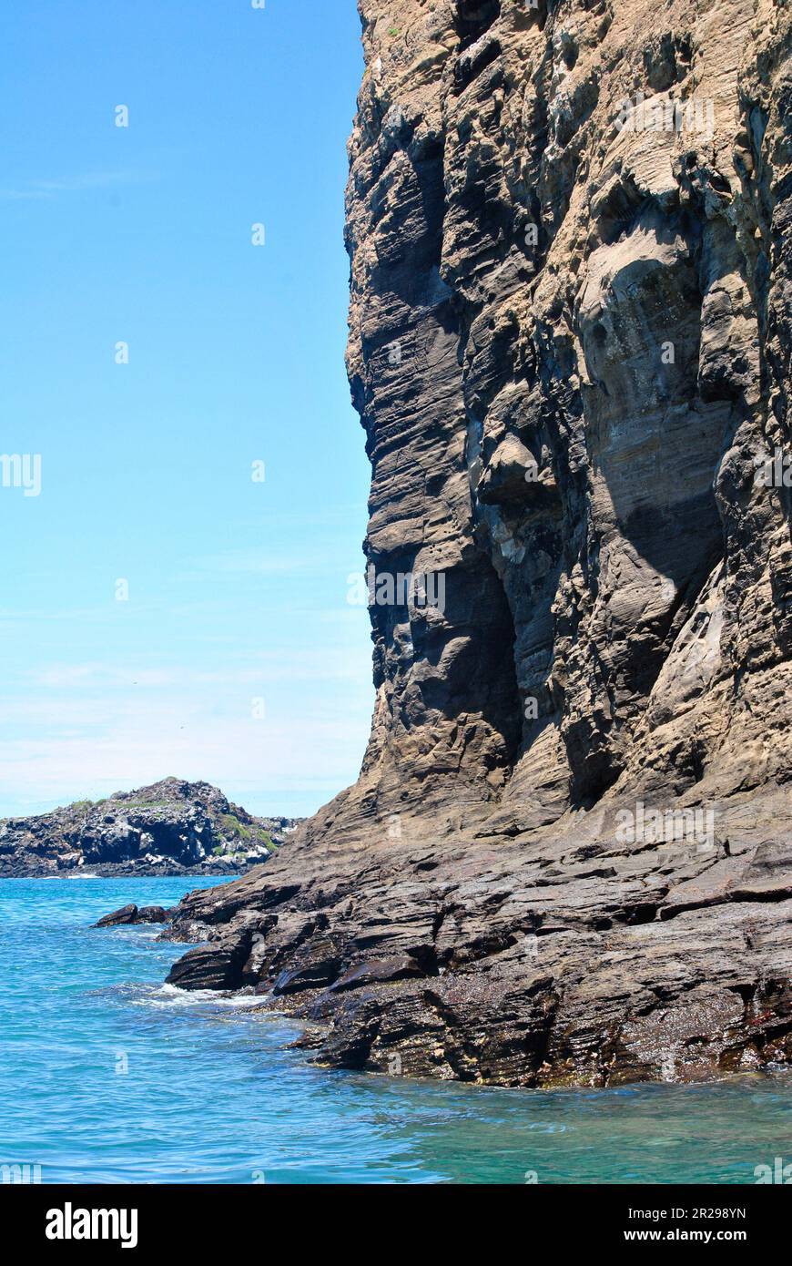 Une vue latérale de Cerro Brujo, de la mer. Océan Pacifique. Île de San Cristobal. Îles Galapagos, Équateur Banque D'Images