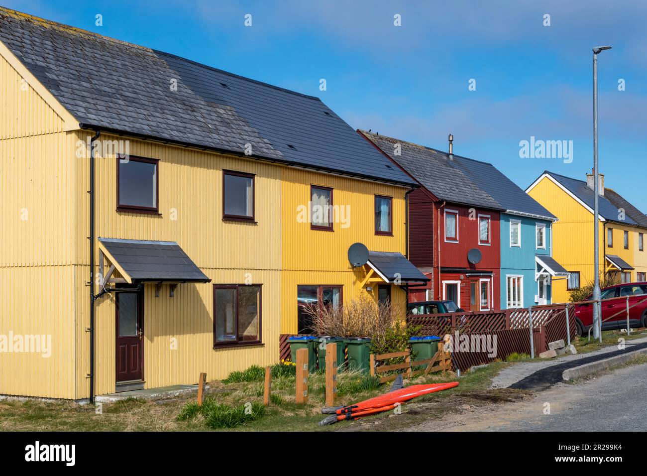 Parement coloré sur des maisons à Burravoe dans le sud de l'île de Yell, Shetland. Banque D'Images