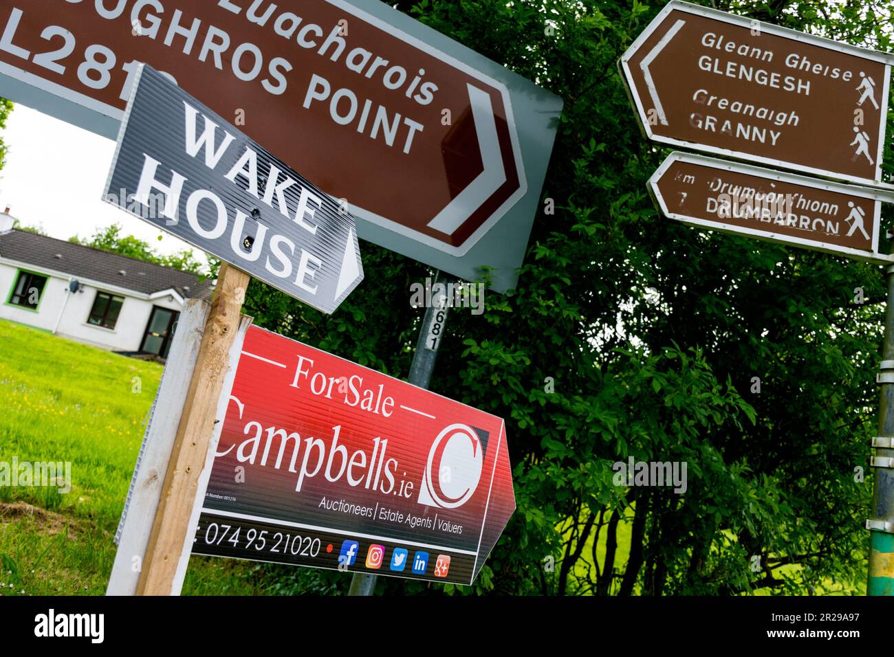 Panneau Wake House entre autres panneaux de signalisation routière à Ardara, comté Donegal, Irlande Banque D'Images