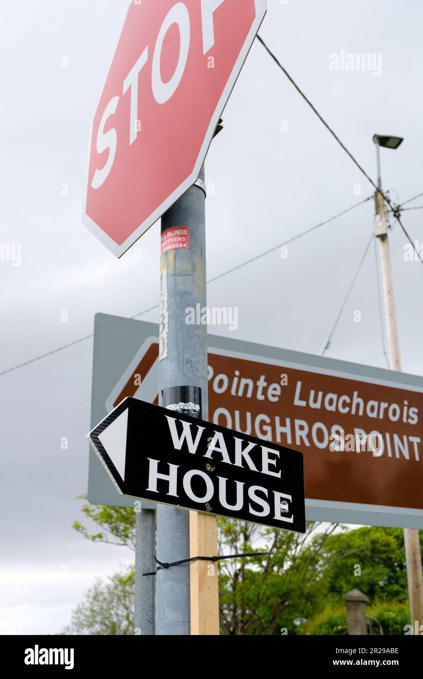 Panneau Wake House entre autres panneaux de signalisation routière à Ardara, comté Donegal, Irlande Banque D'Images
