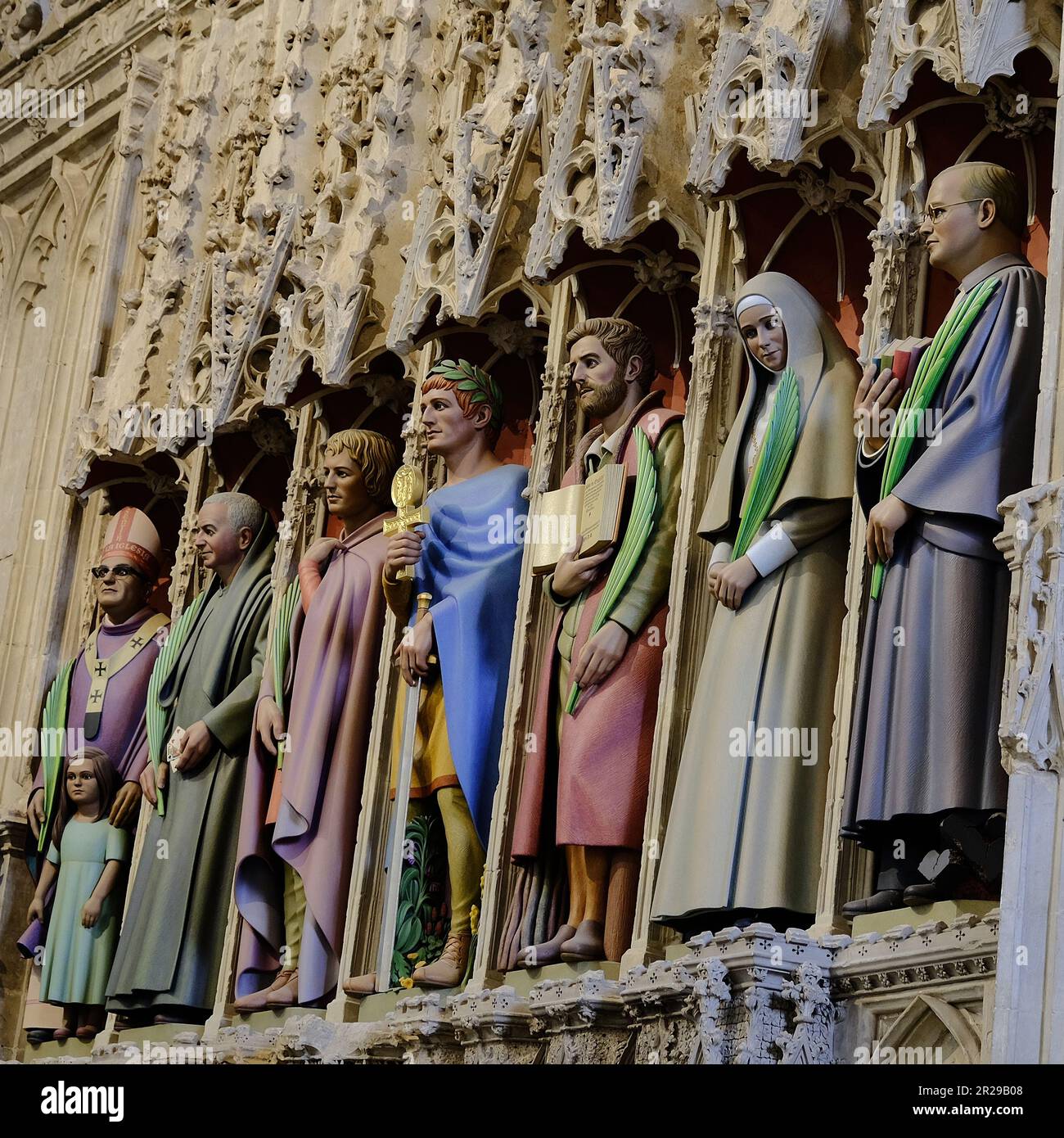 Sculptures de sept martyrs par Rory Young dans la cathédrale St Albans. ROYAUME-UNI. Banque D'Images