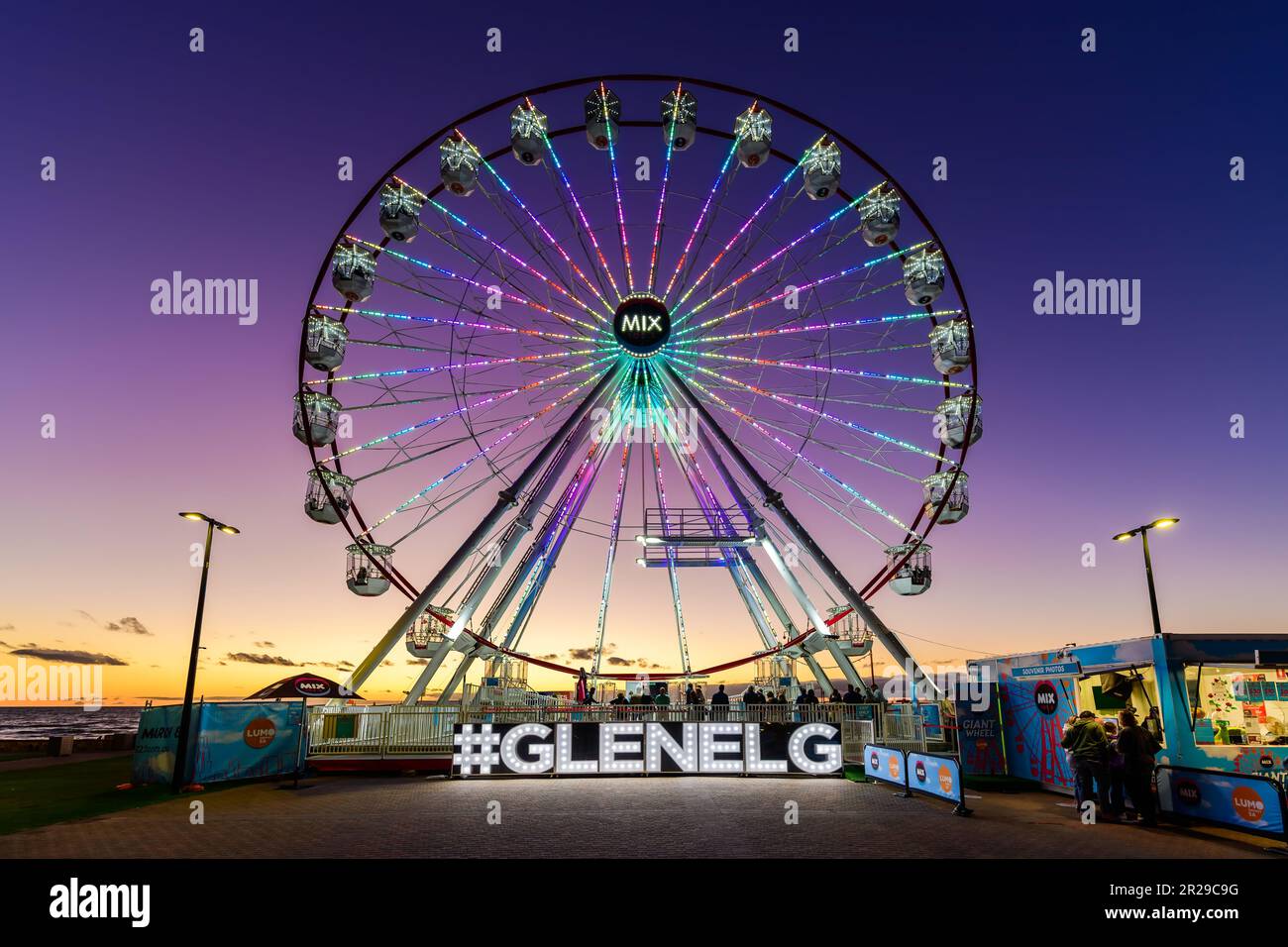 Adélaïde, Australie méridionale - 22 février 2021 : Grande roue Glenelg Mix102,3 sur la place Moseley illuminée au crépuscule, vue sur la plage Banque D'Images