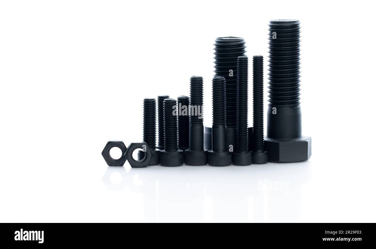 Boulons et écrous noirs isolés sur fond blanc. Fixations industrielles. Outils matériels. Goujon, écrous hexagonaux et boulons à tête hexagonale. Fixation filetée Banque D'Images