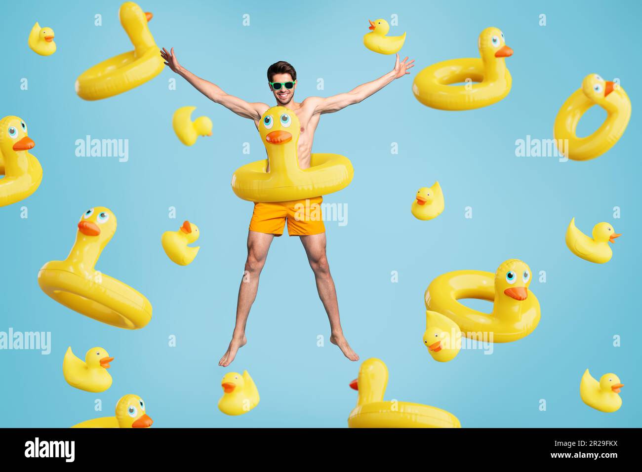 Web poster collage d'été vente d'achats jeune gars drôle volant natation avec bouée de canard sur fond bleu d'eau Banque D'Images