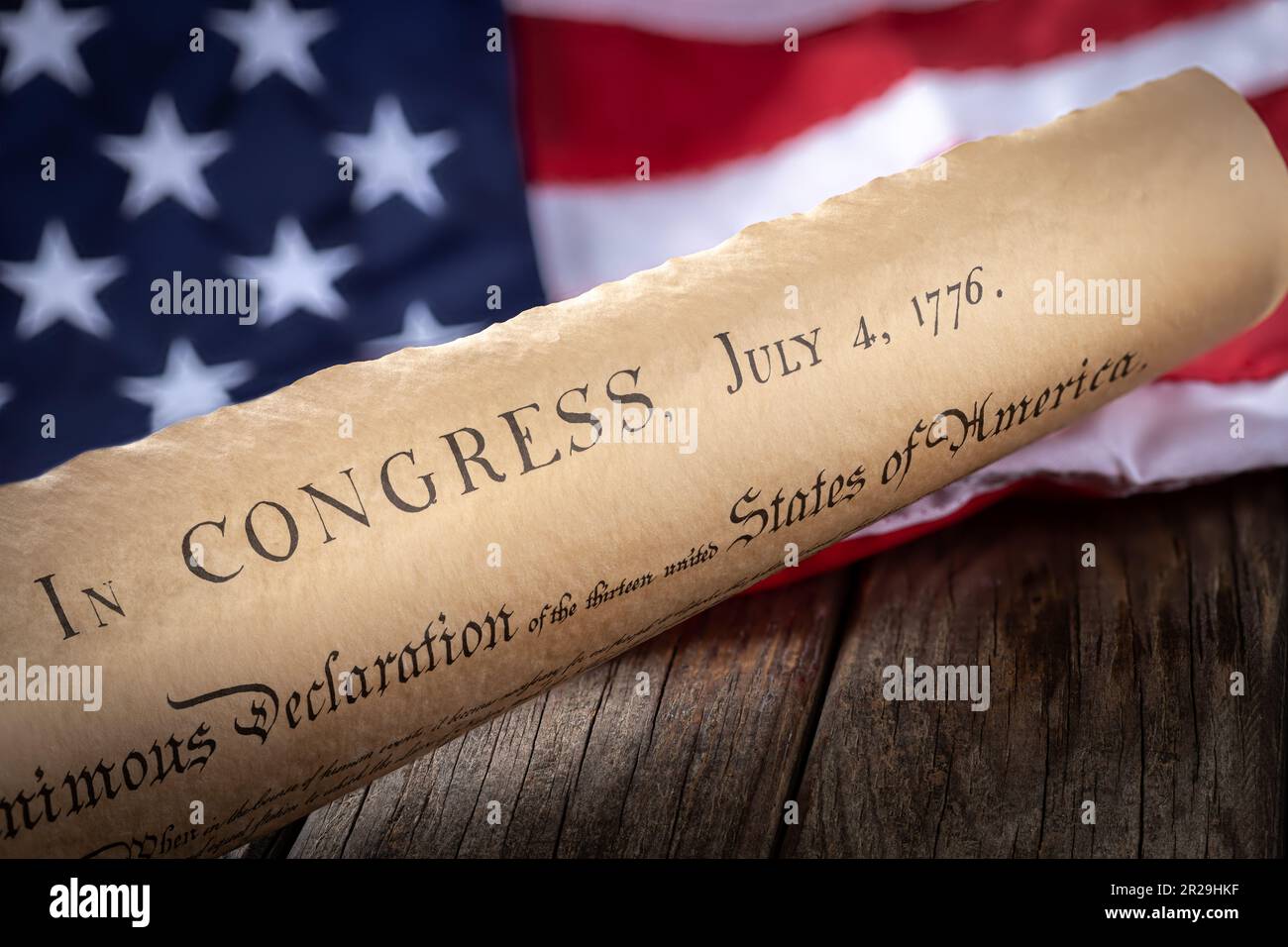 Déclaration d'indépendance des États-Unis avec drapeau américain sur fond de table rustique en bois Banque D'Images