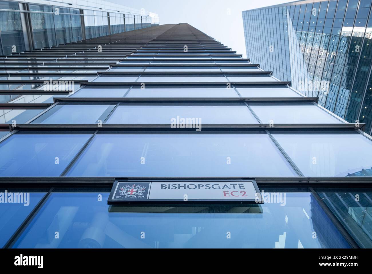 Londres - 2023 mai : panneau de rue Bishopsgate sur le côté du bâtiment de gratte-ciel financier en verre Banque D'Images