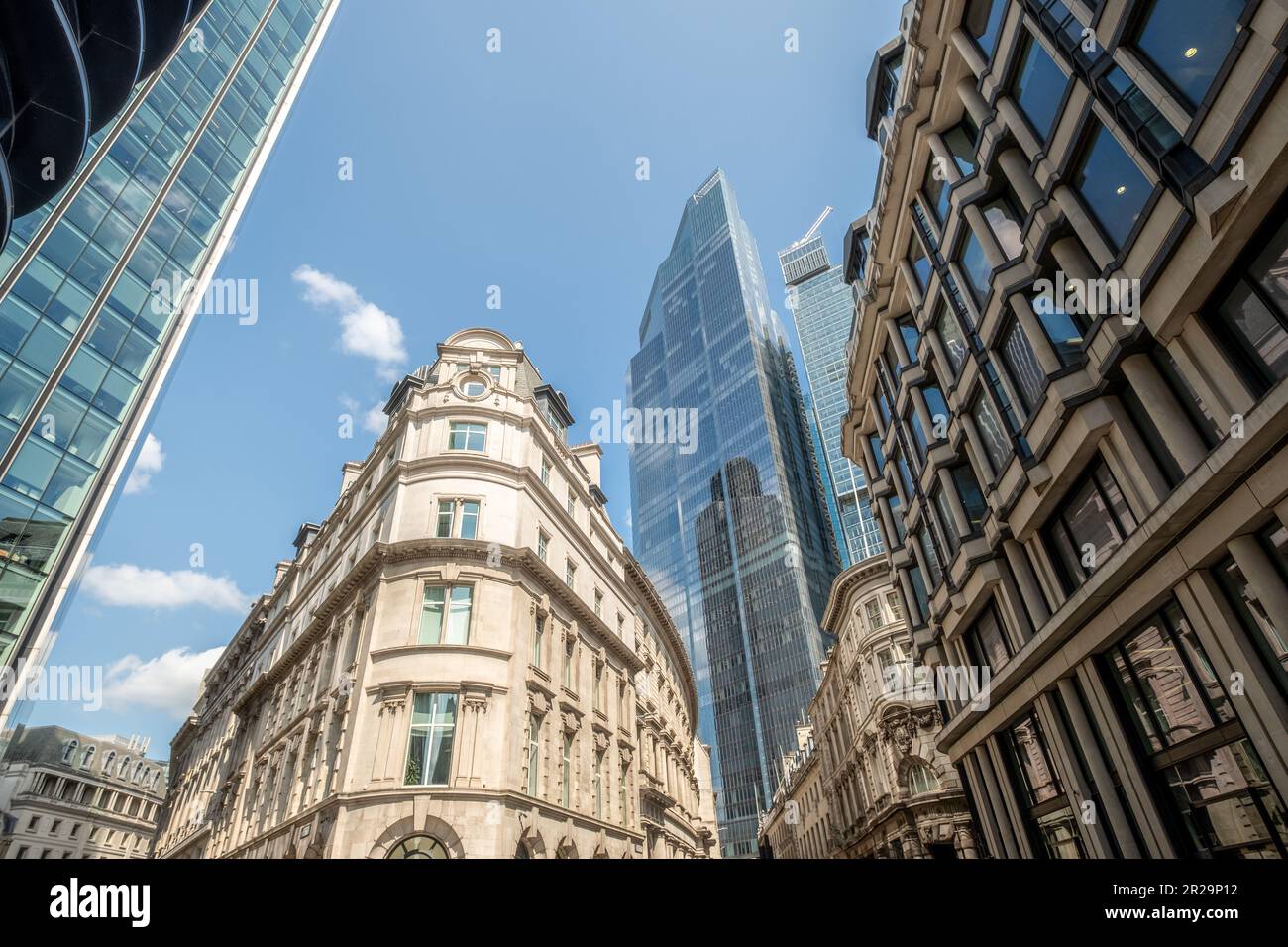 Londres - vue vers le haut des bâtiments financiers modernes et anciens de la ville de Londres Banque D'Images