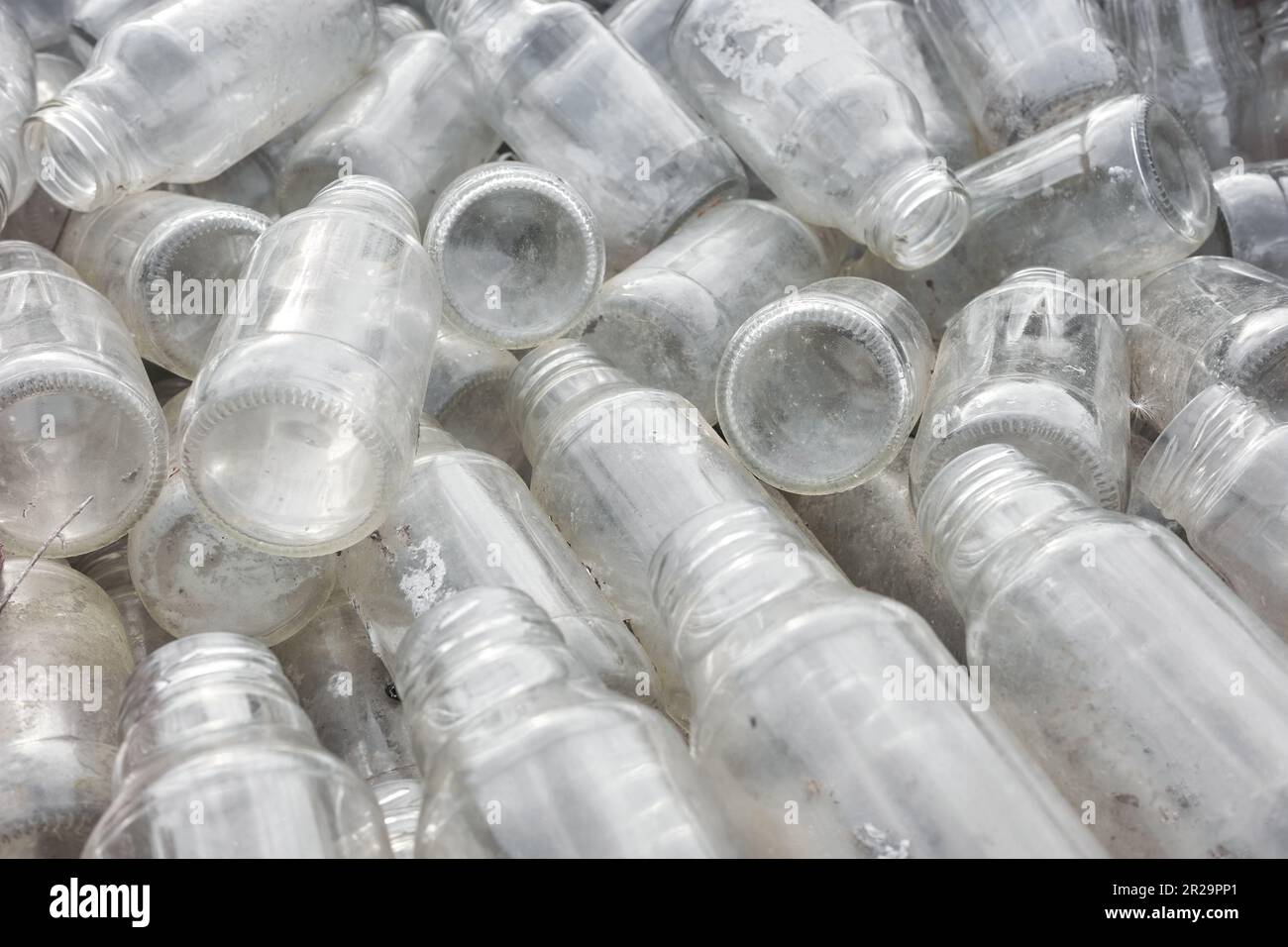 Bouteilles en verre vides utilisées stockées pour recyclage, mise au point sélective Banque D'Images