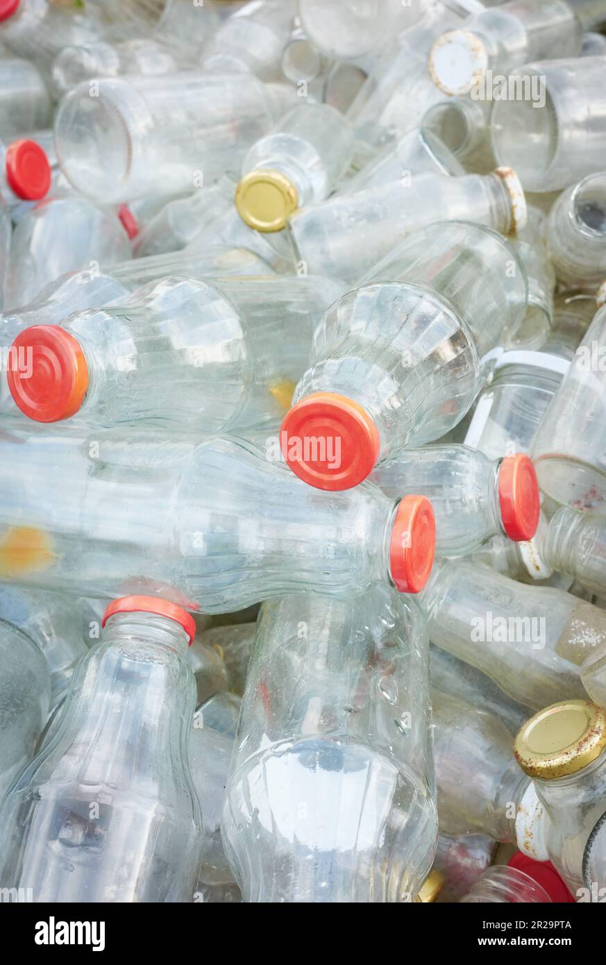 Bouteilles en verre vides utilisées stockées pour recyclage, mise au point sélective. Banque D'Images