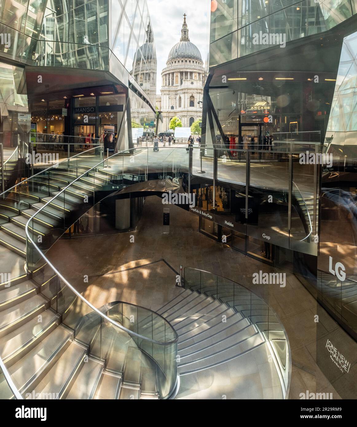 Londres - 2023 mai : un nouveau bureau de change et un magasin à côté de la cathédrale St Pauls dans la ville de Londres Banque D'Images