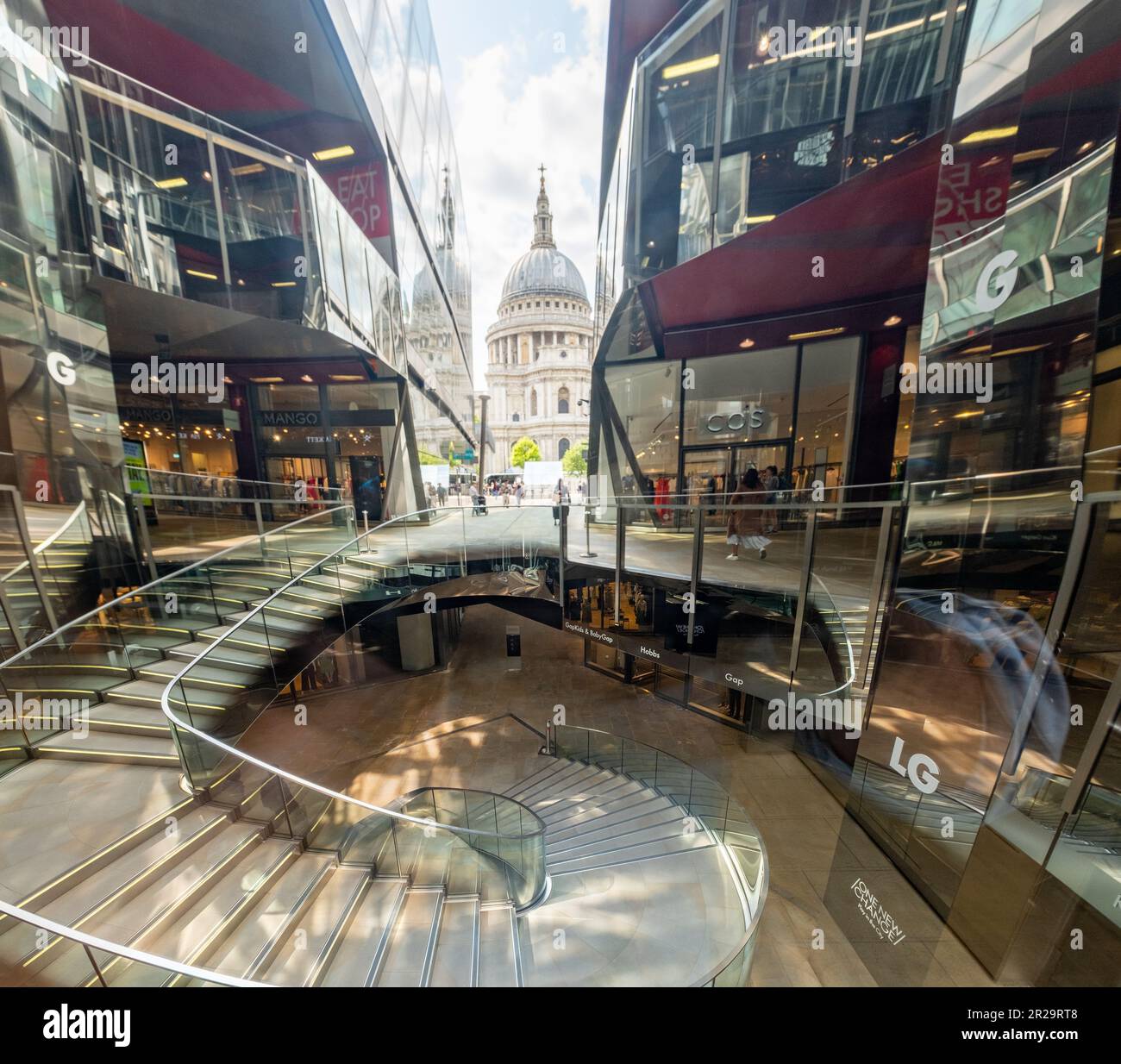 Londres - 2023 mai : un nouveau bureau de change et un magasin à côté de la cathédrale St Pauls dans la ville de Londres Banque D'Images