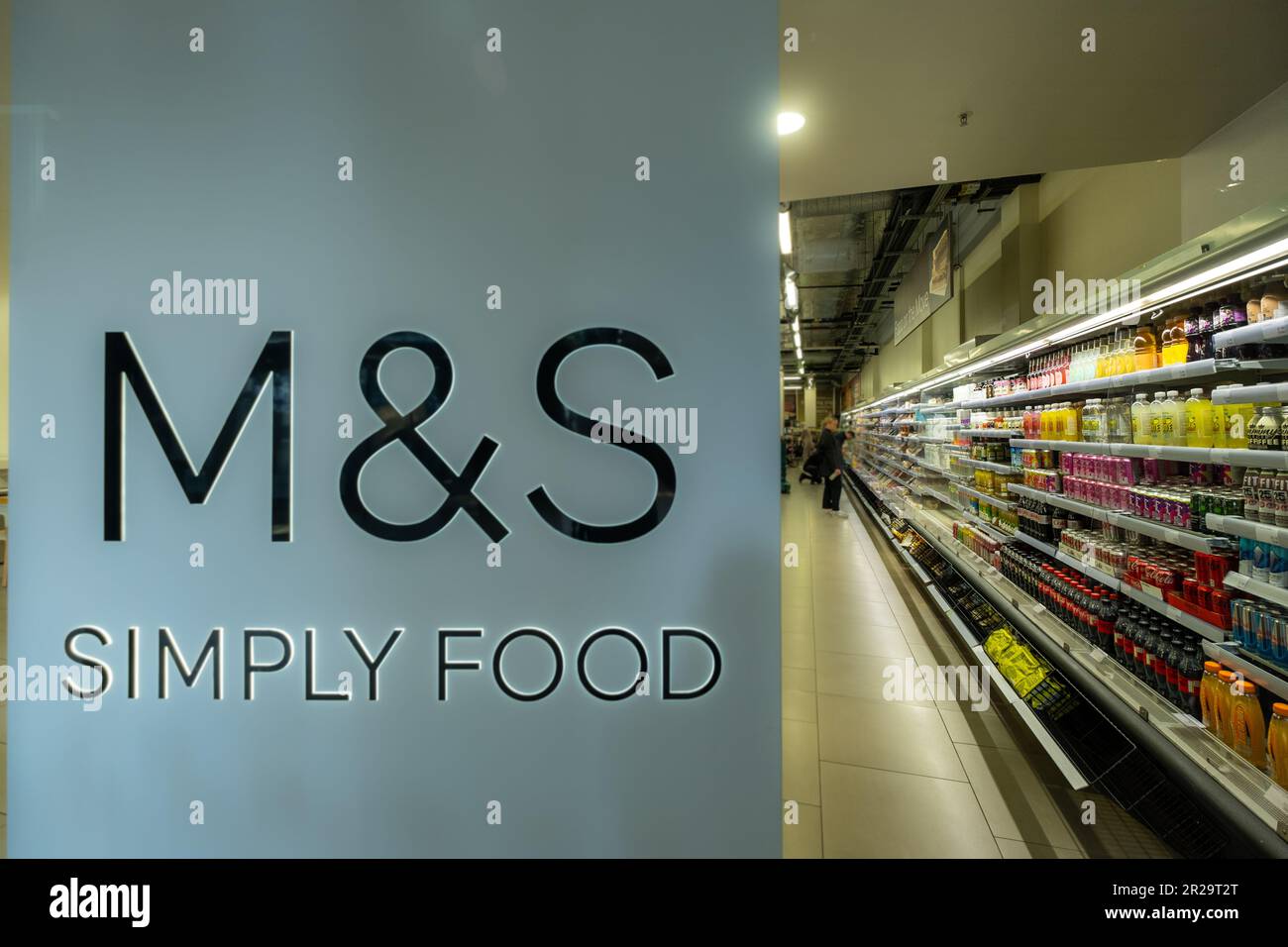 Londres - 2023 mai : m & S Simply Food Store à l'intérieur d'un nouveau changement dans la City de Londres. Banque D'Images