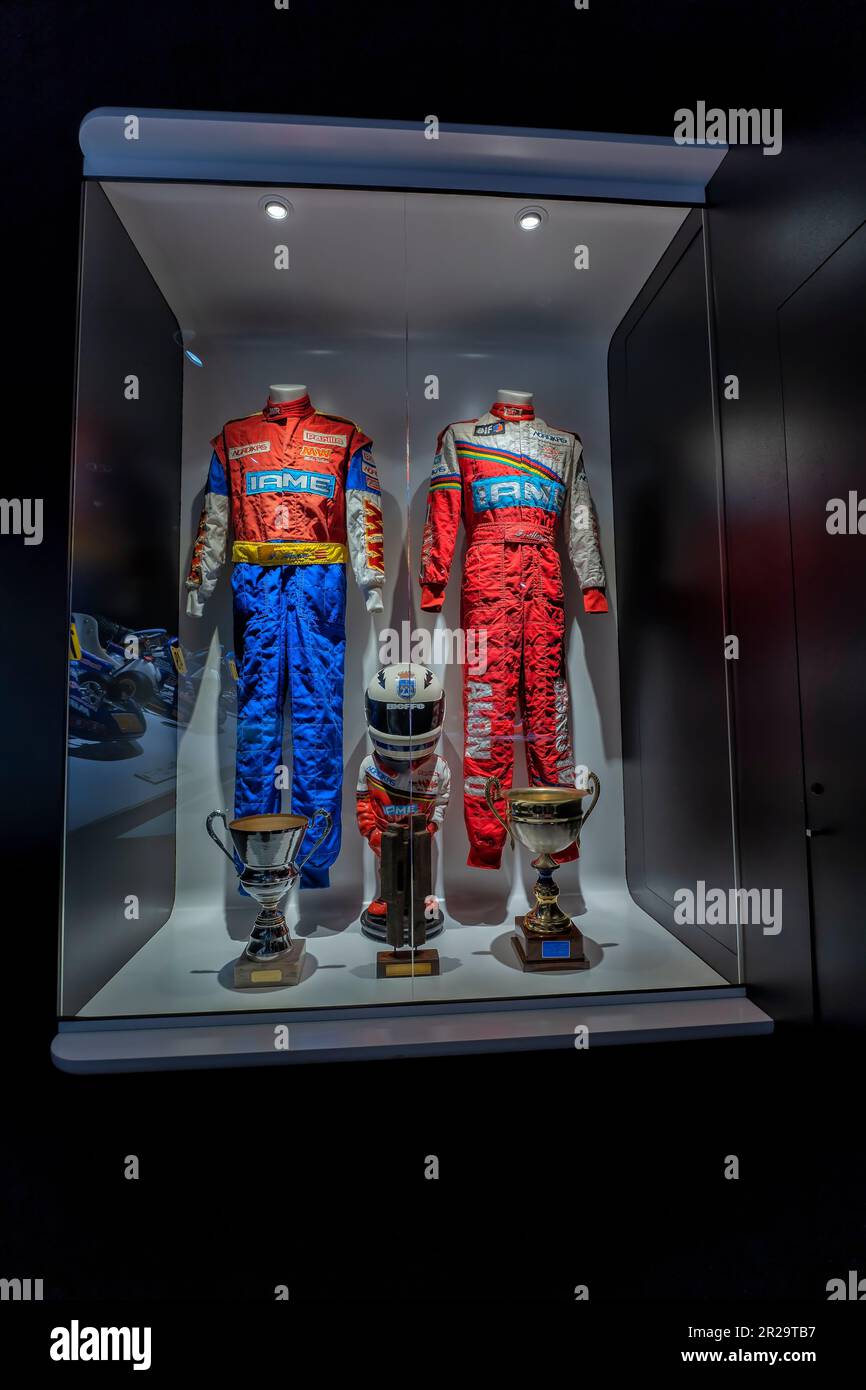 Premiers kits utilisés et trophées remportés par Fernando Alonso en tant que junior en compétition dans les karts. Photo prise au circuit et musée Fernando Alonso en Espagne Banque D'Images