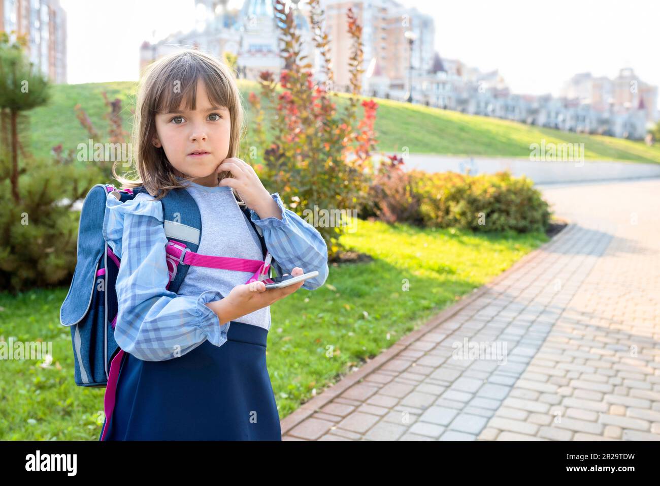 Portrait extérieur d'un élève de l'école primaire dans un parc Banque D'Images