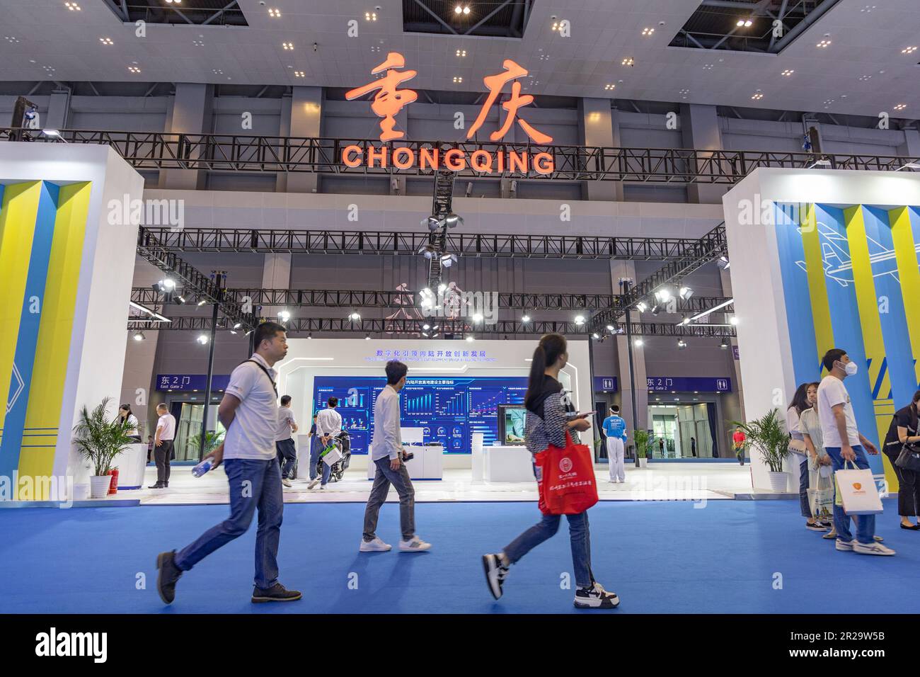 Chongqing. 18th mai 2023. Les visiteurs assistent à la cinquième foire internationale de l'Ouest de la Chine pour l'investissement et le commerce dans la municipalité de Chongqing, dans le sud-ouest de la Chine, à 18 mai 2023. Au total, 88 projets majeurs, avec un investissement contracté de 290,7 milliards de yuans (environ 41,55 milliards de dollars US), ont été signés lors du cinquième salon international de l'investissement et du commerce de la Chine occidentale, qui a débuté jeudi à Chongqing. Credit: Huang Wei/Xinhua/Alay Live News Banque D'Images