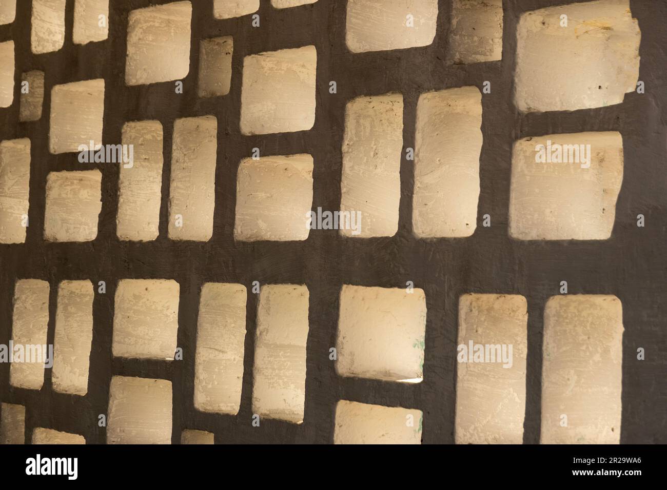 Lumière venant à travers des fenêtres ouvertes découpées dans un mur à Merida Yucatan Mexique Banque D'Images