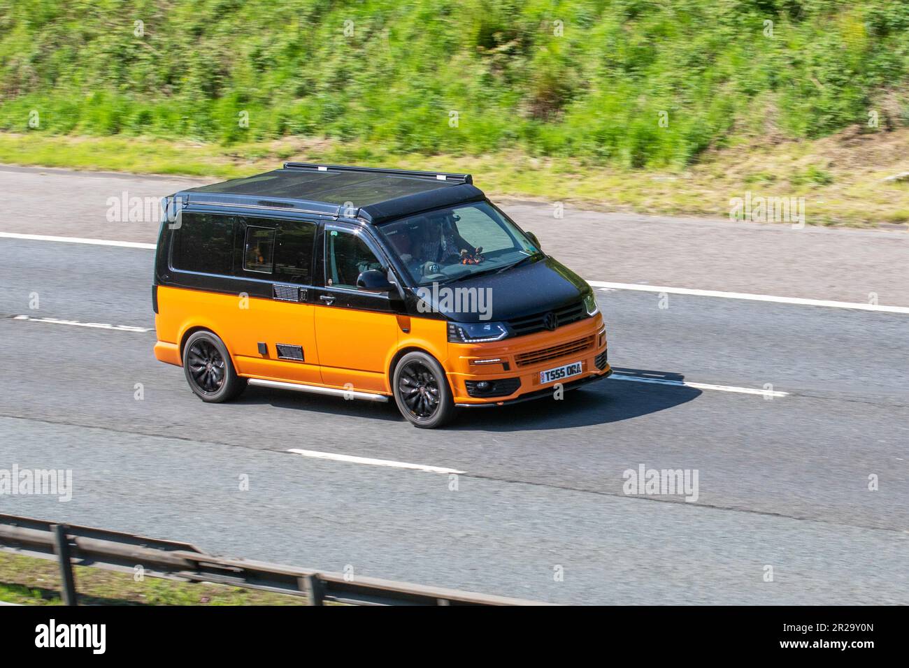 2015 Orange Noir deux tons VW VOLKSWAGEN T26 TDI P/V Trendline 1968cc Diesel fourgonnette à panneaux ; sur l'autoroute M61, Royaume-Uni Banque D'Images