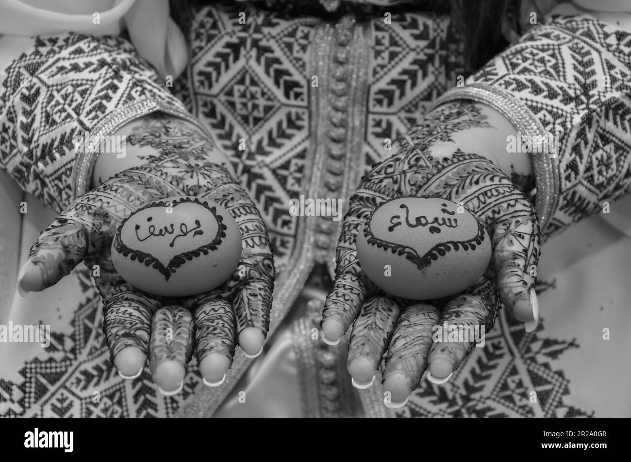 Femme marocaine au henné traditionnel peint mains Banque D'Images