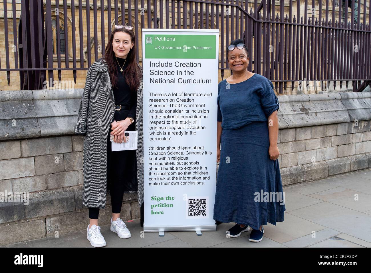 Westminster, Londres, Royaume-Uni. 17th mai 2023. Deux manifestants à l'extérieur du Parlement à Londres demandent aux gens de signer une pétition du gouvernement britannique et du Parlement pour inclure la science de la création dans le programme d'études national dans les écoles. Crédit : Maureen McLean/Alay Live News Banque D'Images