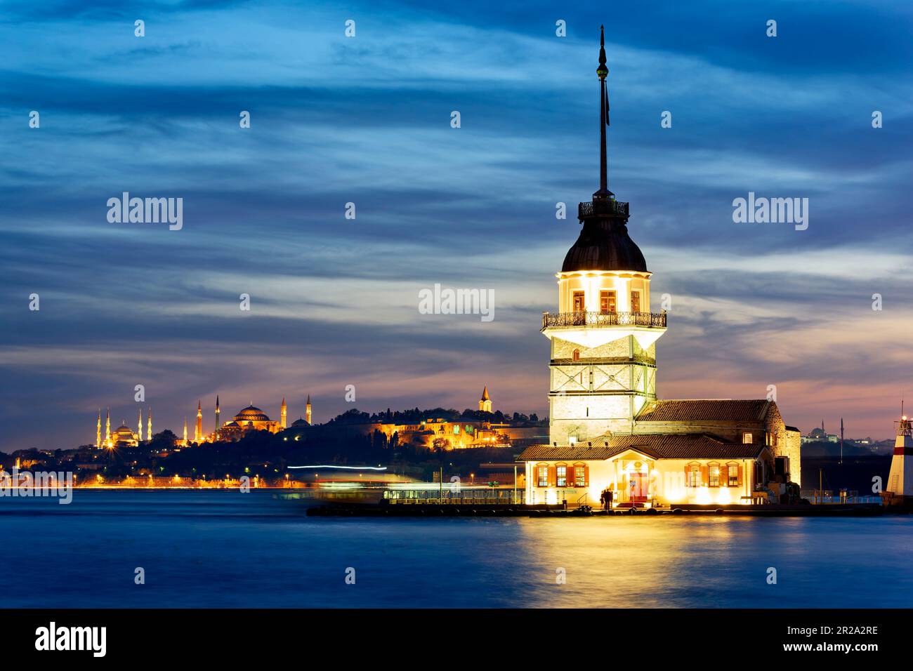 Istanbul Turquie. La tour de la Maiden sur le Bosphore et la Mosquée bleue, Sainte-Sophie au coucher du soleil Banque D'Images