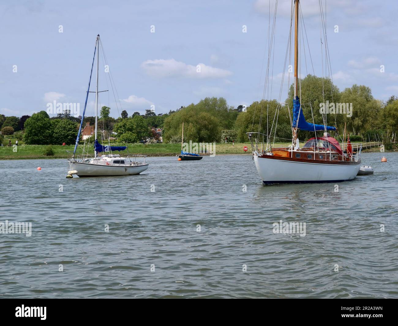 Woodbridge, Suffolk, Royaume-Uni - 18 mai 2023 : vue d'un voyage sur le fleuve Deben. Bateaux à voile sur les amarres. Banque D'Images