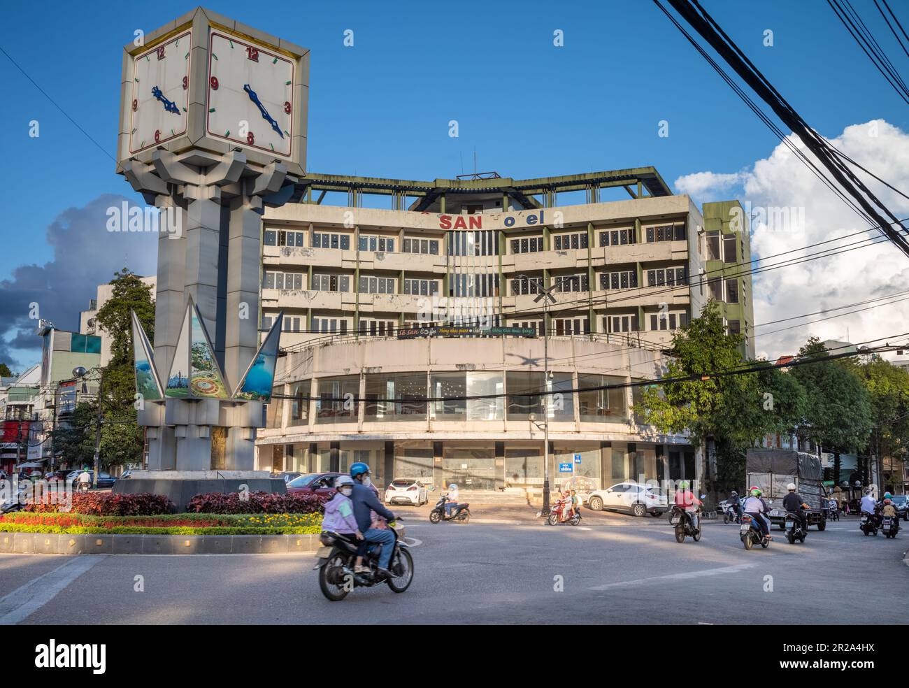 L'hôtel vide de l'ère soviétique se San, Pleiku dans les montagnes centrales du Vietnam. Ce joyau architectural abandonné de l'époque soviétique, fabriqué à partir de l'imposante bru Banque D'Images