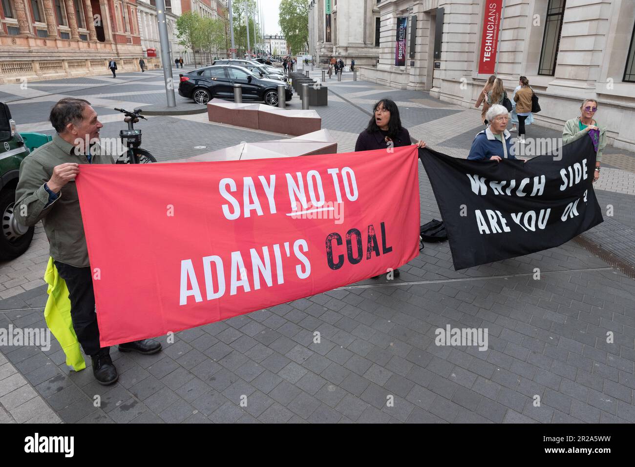 Les activistes du climat tiennent une bannière disant « non à Adani Coal » lors d'une manifestation contre le parrainage des combustibles fossiles par le Musée des sciences de Londres. Banque D'Images