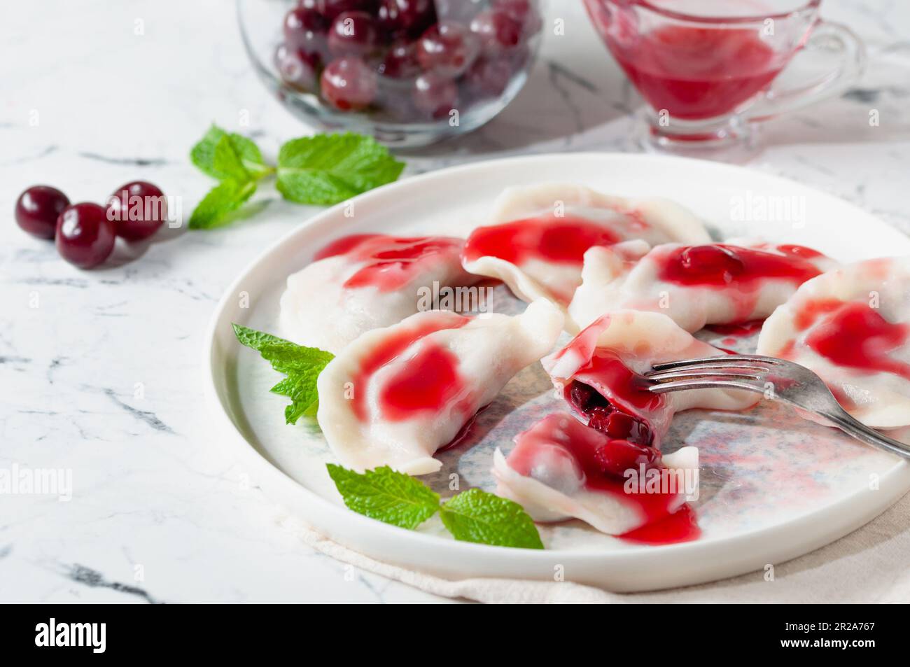 Dessert chaud. Boulettes de cerises à la sauce sucrée. Plats végétariens. Banque D'Images