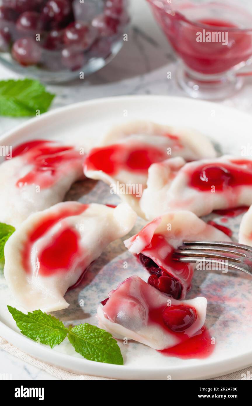 Dessert chaud. Boulettes de cerises à la sauce sucrée. Plats végétariens. Banque D'Images