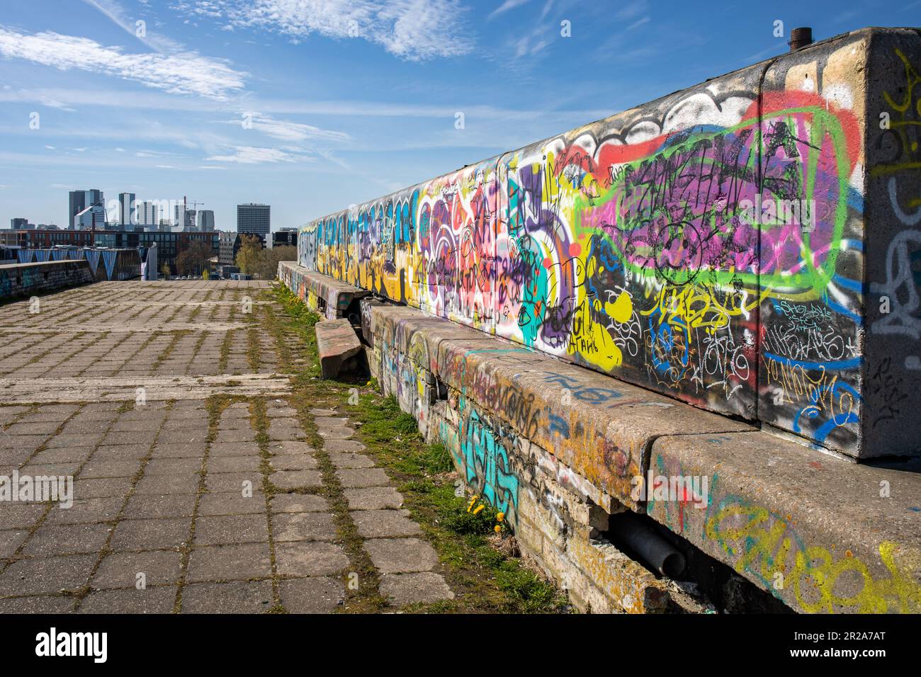 Haut de graffiti couvert et élicté structure de Linnahall de l'ère soviétique avec un fond de l'horizon de Tallinn dominé par des gratte-ciels à Tallinn, Estonie Banque D'Images