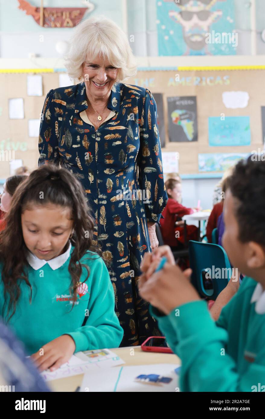 Queen Camilla lance l'initiative Coronation Libraries à l'école primaire de Shirehampton à Shirehampton, Bristol. Camilla a été rejointe par des auteurs d'enfants à l'école pour célébrer les 50 bibliothèques Coronation qui doivent être créées dans tout le Royaume-Uni au cours de l'année prochaine. Date de la photo: Jeudi 18 mai 2023. Banque D'Images