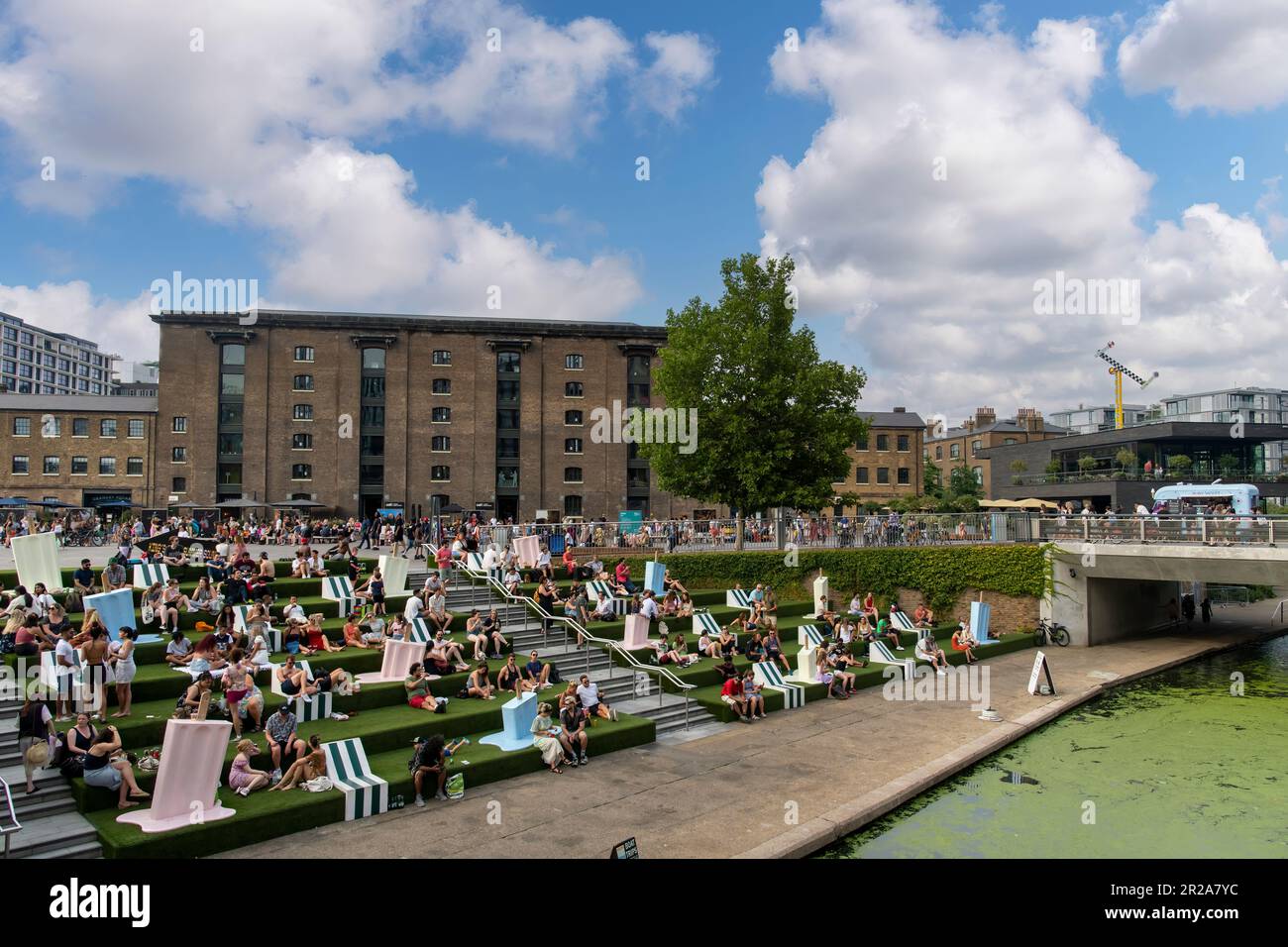 Londres, Angleterre-août 2022 ; vue panoramique sur les marches vertes canalside le long du canal Regent's avec les gens qui profitent du soleil Banque D'Images