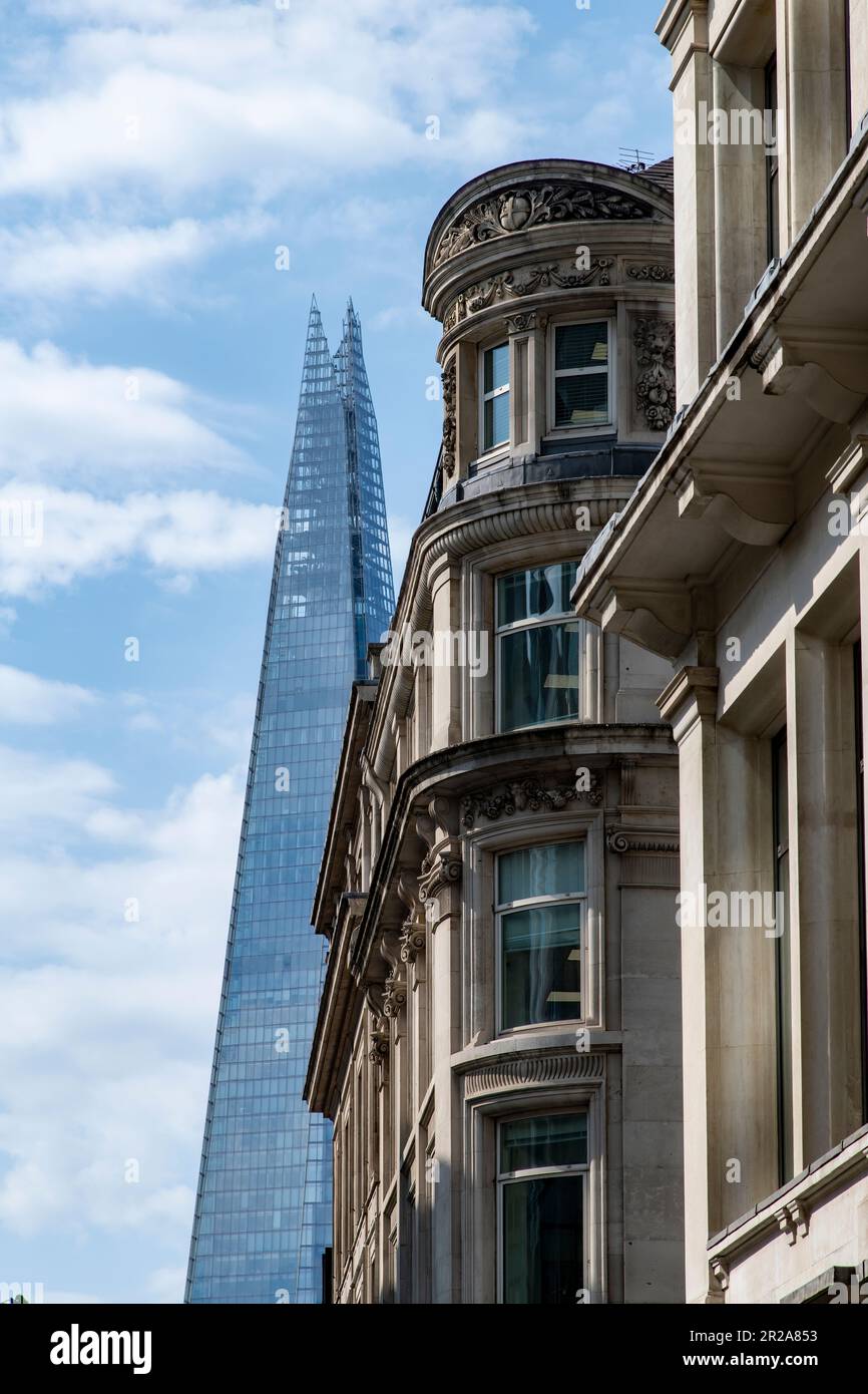 Londres, Angleterre-août 2022 ; vue à angle bas du gratte-ciel moderne le Shard conçu par l'architecte italien Renzo Piano Banque D'Images