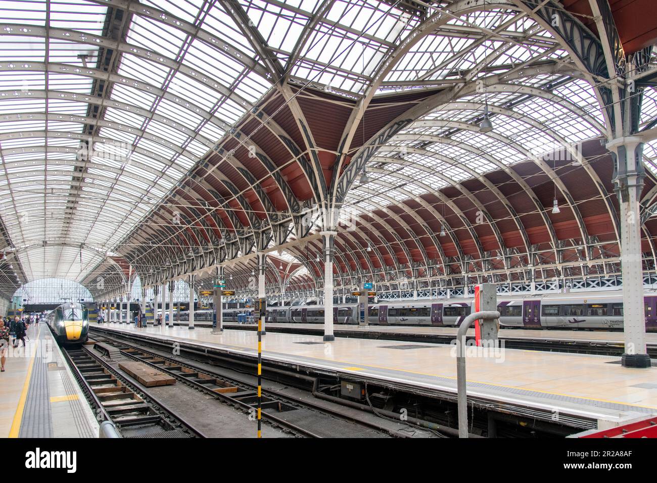 Londres, Angleterre-août 2022 ; vue sur les plates-formes avec des trains en attente de la gare de Paddington avec architecture de hangar de train de style victorien Banque D'Images