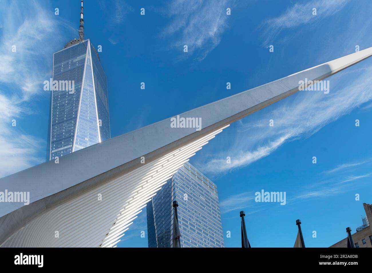 New York City, NY, USA-août 2022 ; vue des nervures en acier de l'aile structurelle du toit emblématique du World Trade Center Oculus Transportation Hub Banque D'Images