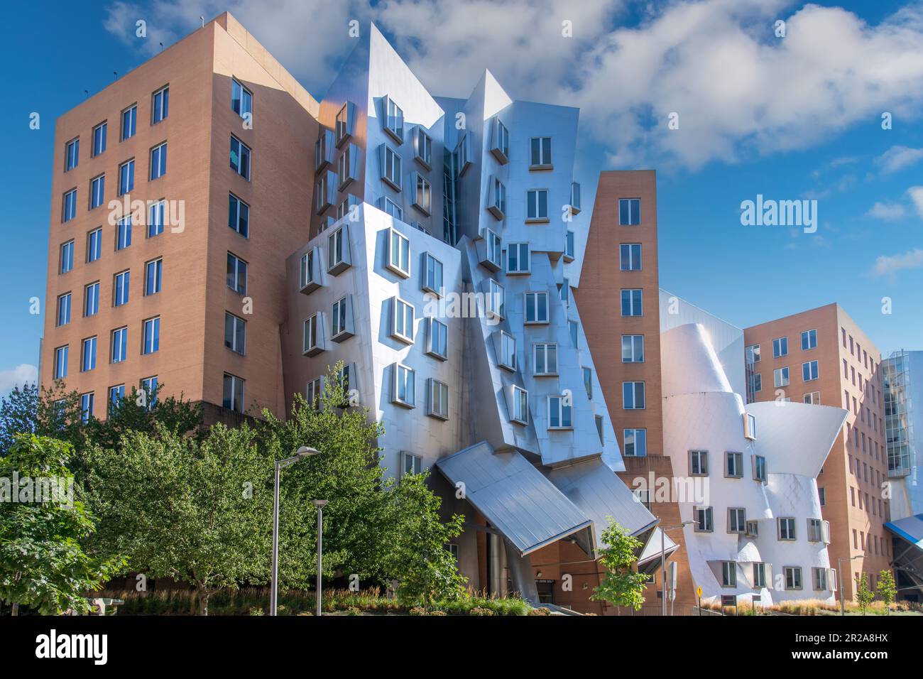 Boston, ma, USA-août 2022; vue à angle bas du Ray et Maria Stata Center ou du bâtiment 32 conçu par Frank Gehry Banque D'Images
