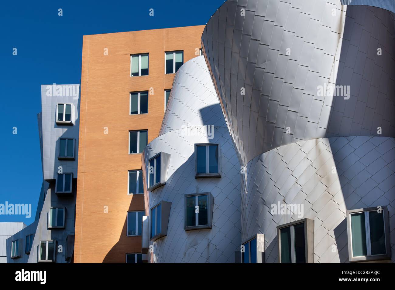 Boston, ma, USA-août 2022; vue à angle bas du Ray et Maria Stata Center ou du bâtiment 32 conçu par Frank Gehry Banque D'Images