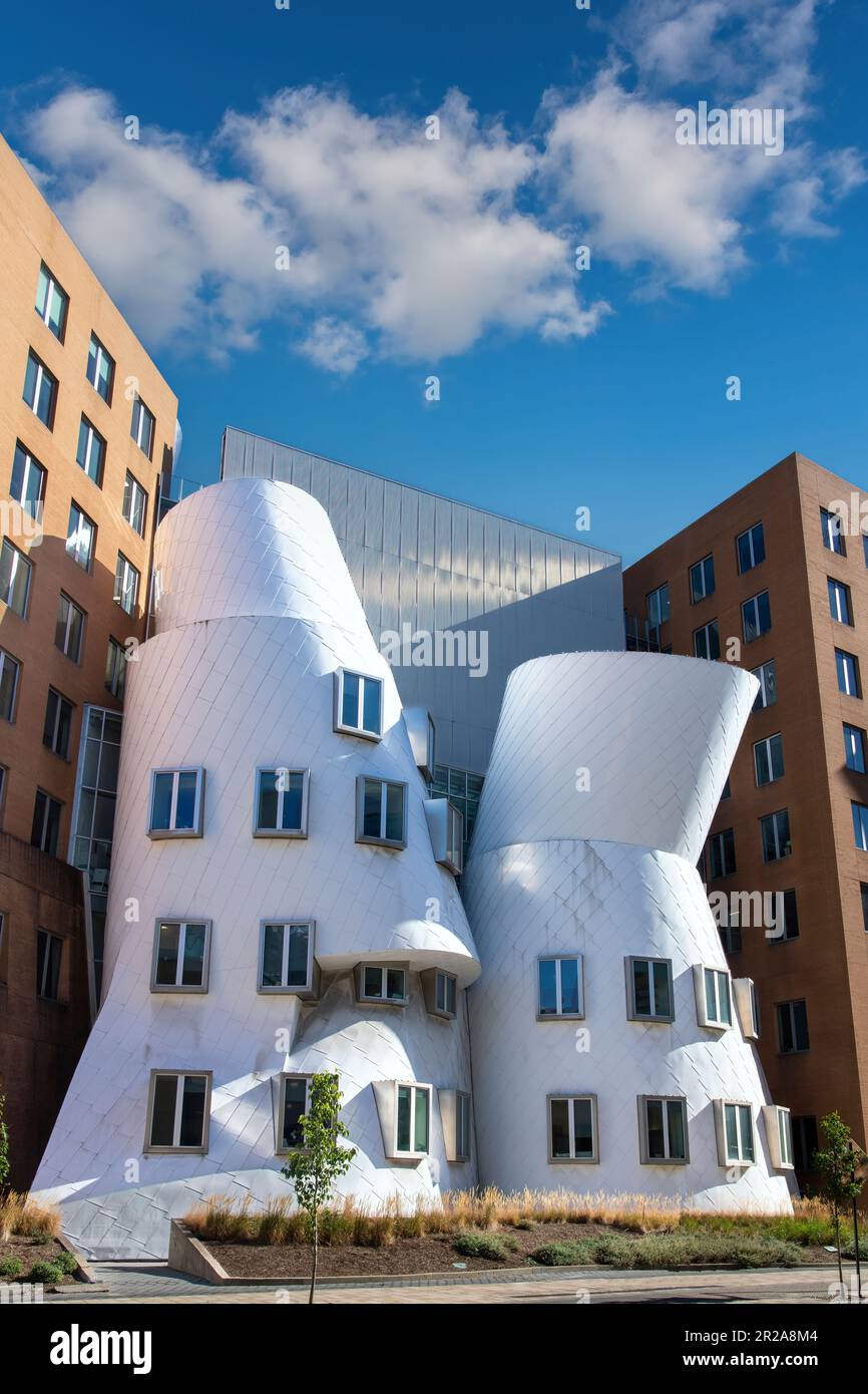 Boston, ma, USA-août 2022; vue verticale du Ray and Maria Stata Center ou du bâtiment 32 conçu par Frank Gehry Banque D'Images