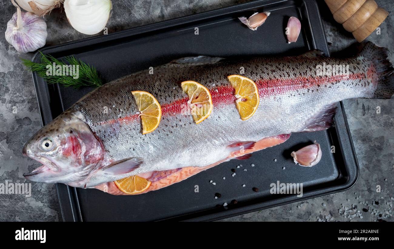 Couper du poisson frais avant la cuisson. Banque D'Images